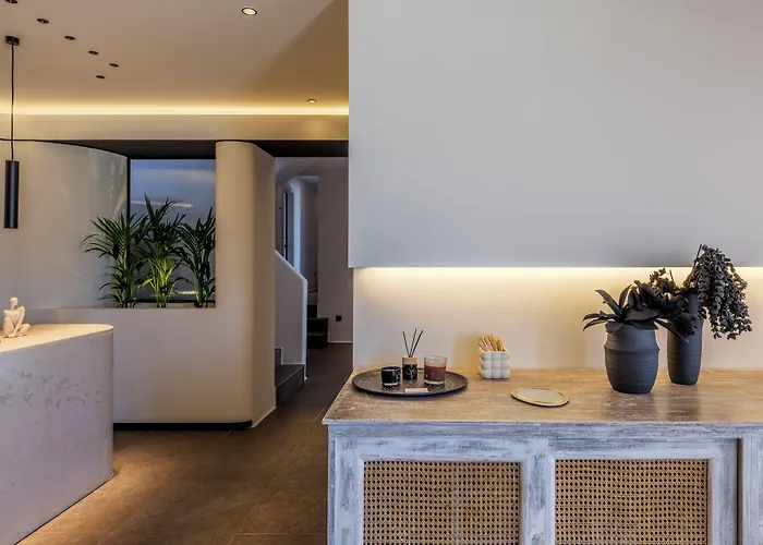 מלון Yalos Sunset View 3*